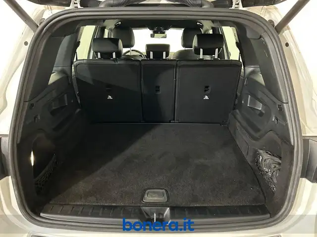 Mercedes-Benz GLB view 8