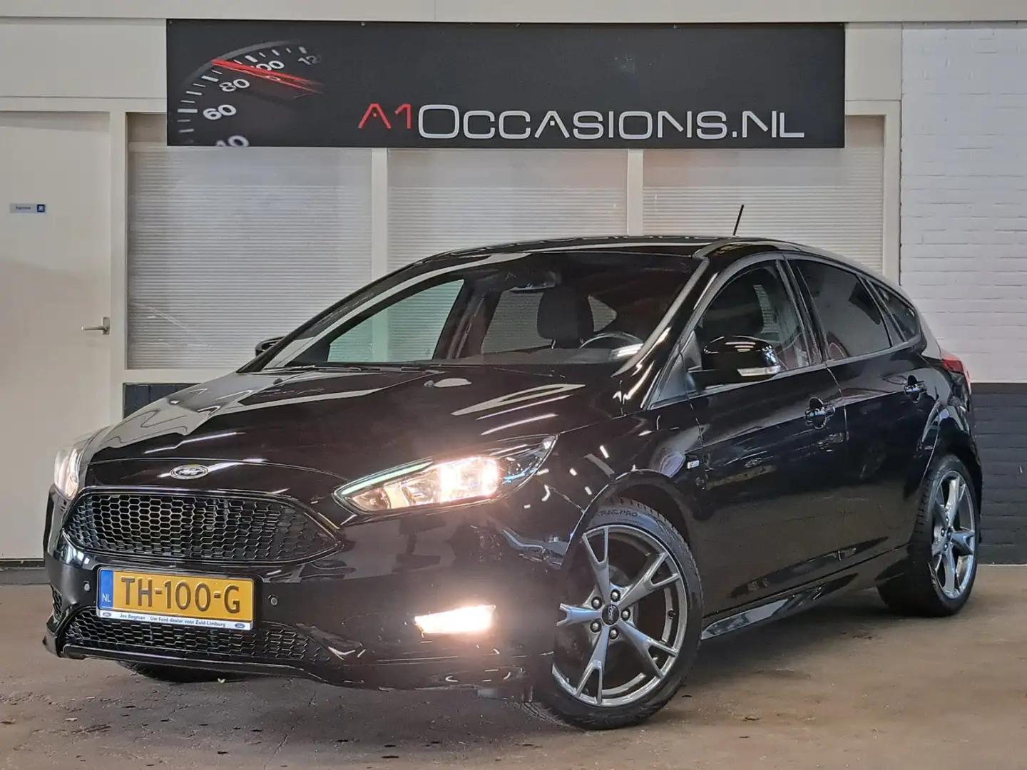 Ford Focus 1.0 ST-Line + NAVI + PARKEER CAMERA ACHTER !! Zwart - 2