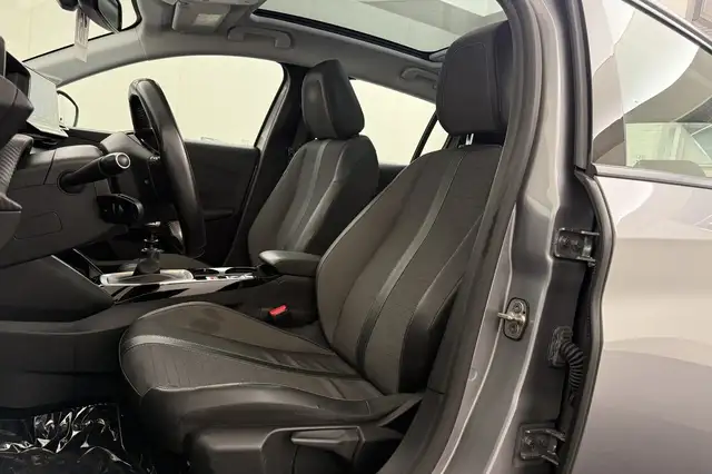 Peugeot 208 view 18