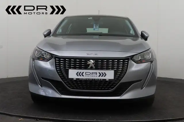 Peugeot 208 view 11