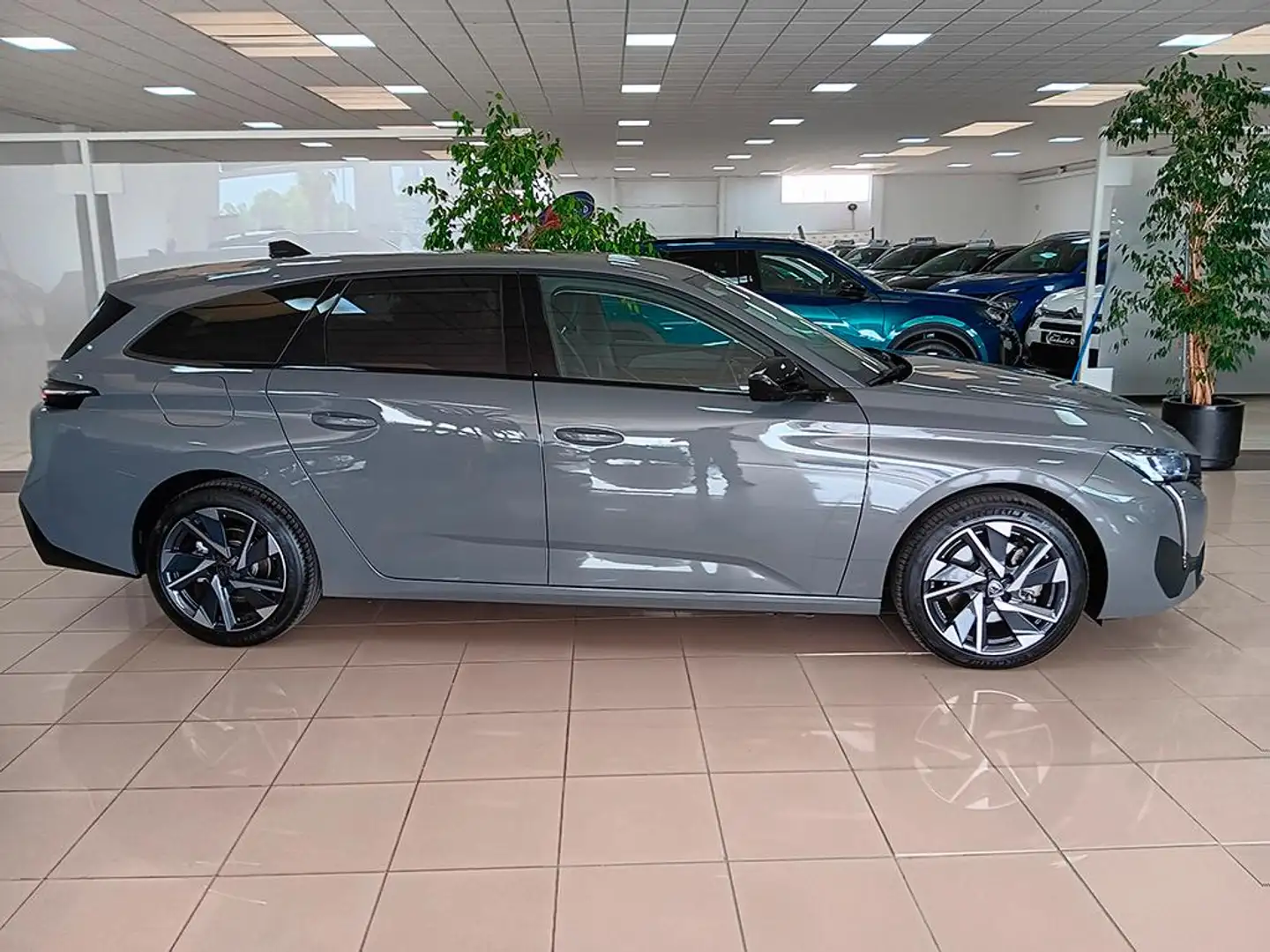 Peugeot 308 FAM. 1.2 PURETECH 130 ALLURE SW 5P Gris - 2