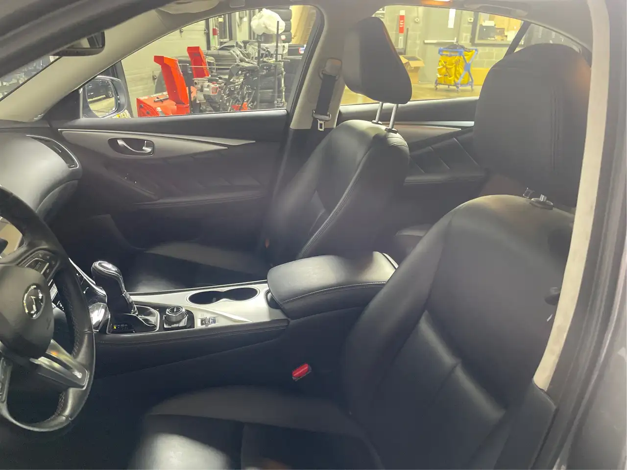 Infiniti Q50 снимка Infiniti Q50