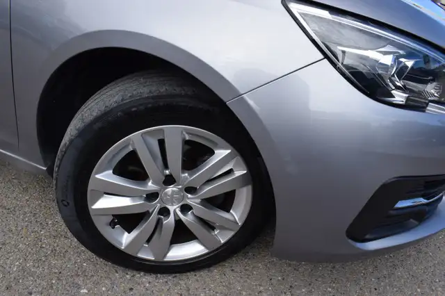 Peugeot 308 view 6