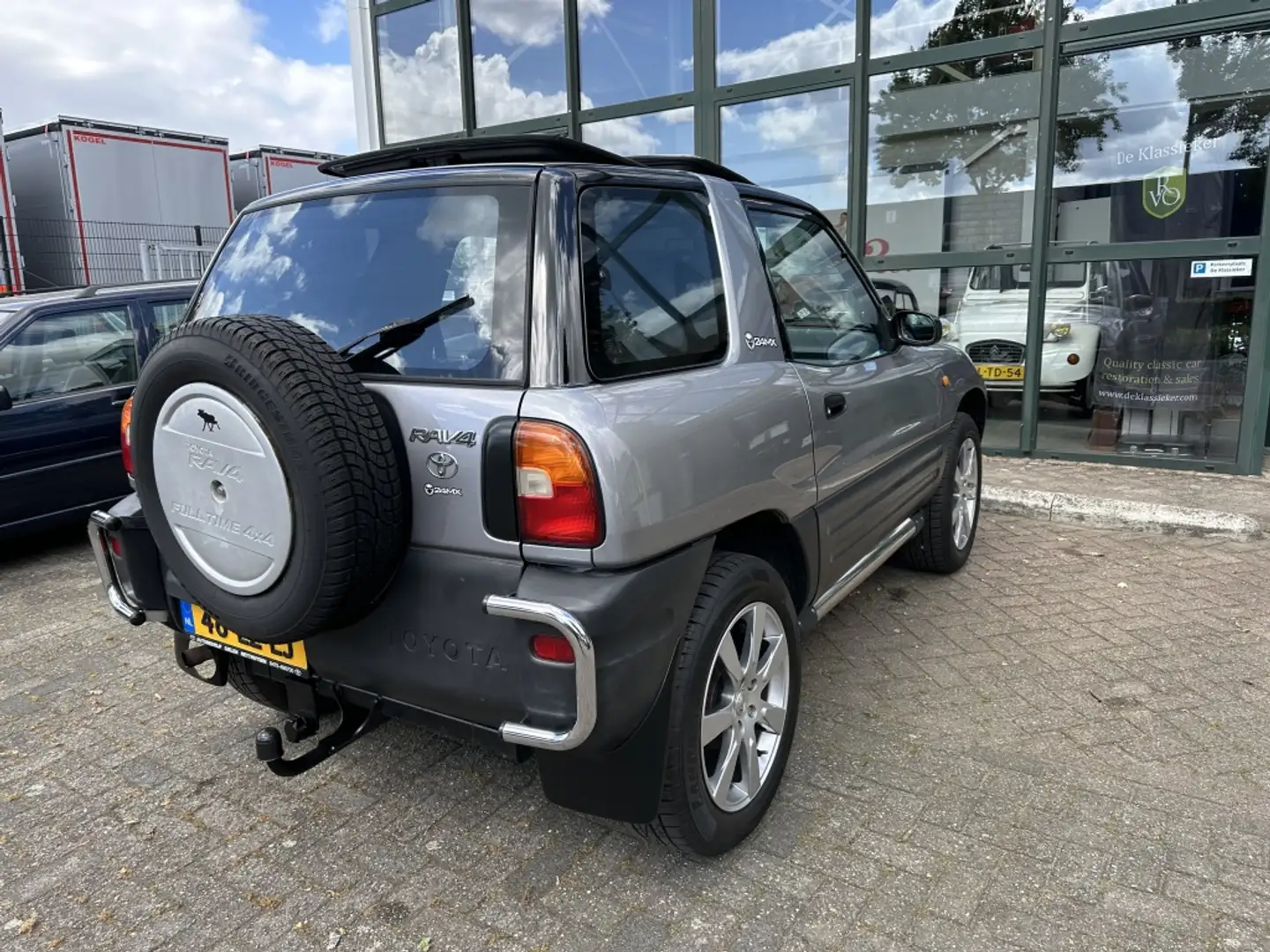 Toyota RAV 4 FunCruiser 2.0i SR Grijs - 2