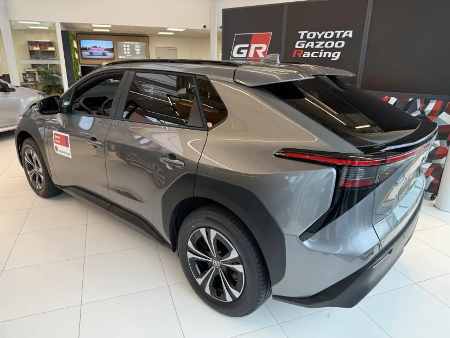 Toyota bZ4X Business Plus Grijs - 2