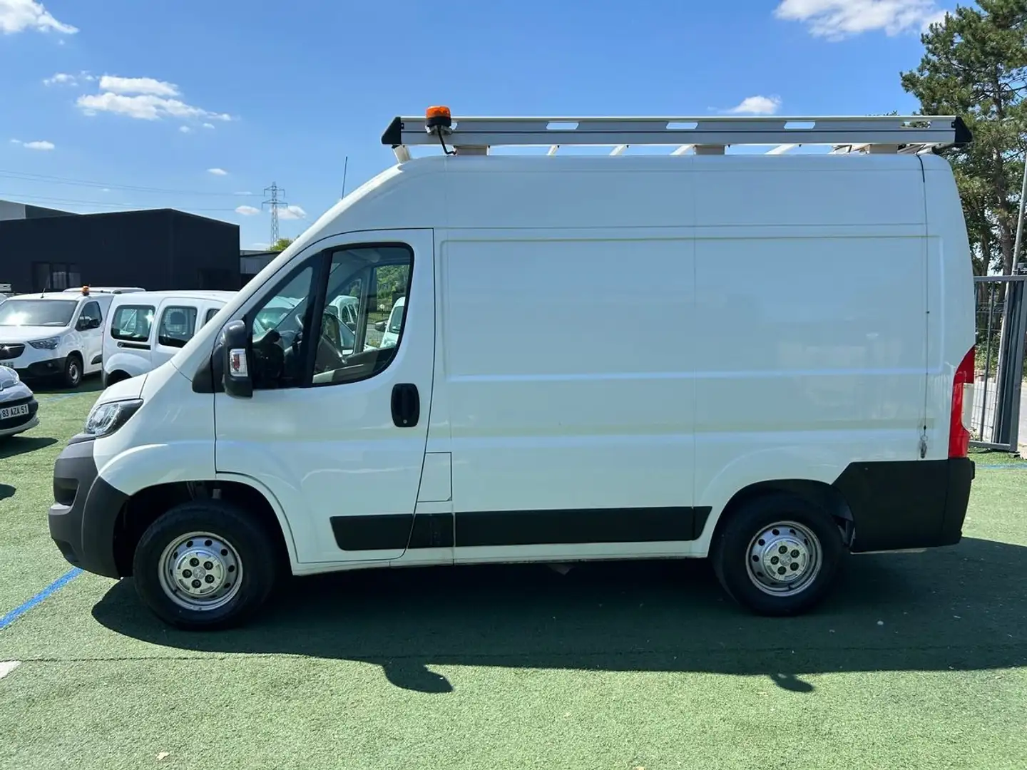 Peugeot Boxer 333 L1H2 (11.990 HT) 2.2 BlueHDi S&S 120ch Premium Blanc - 2