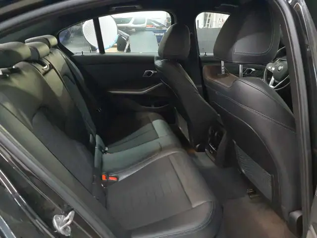 BMW 3 Series view 14