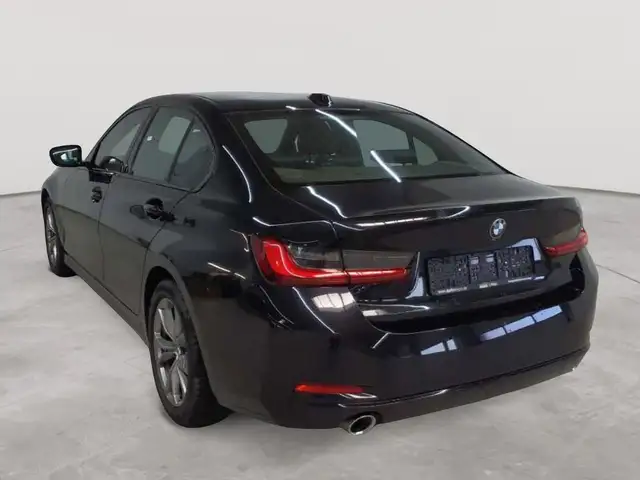 BMW 3 Series view 5