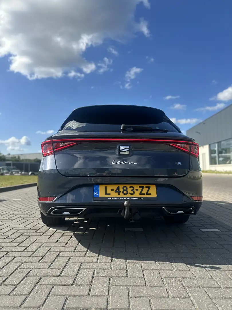 SEAT Leon 1.5 eTSI Style Grijs - 1