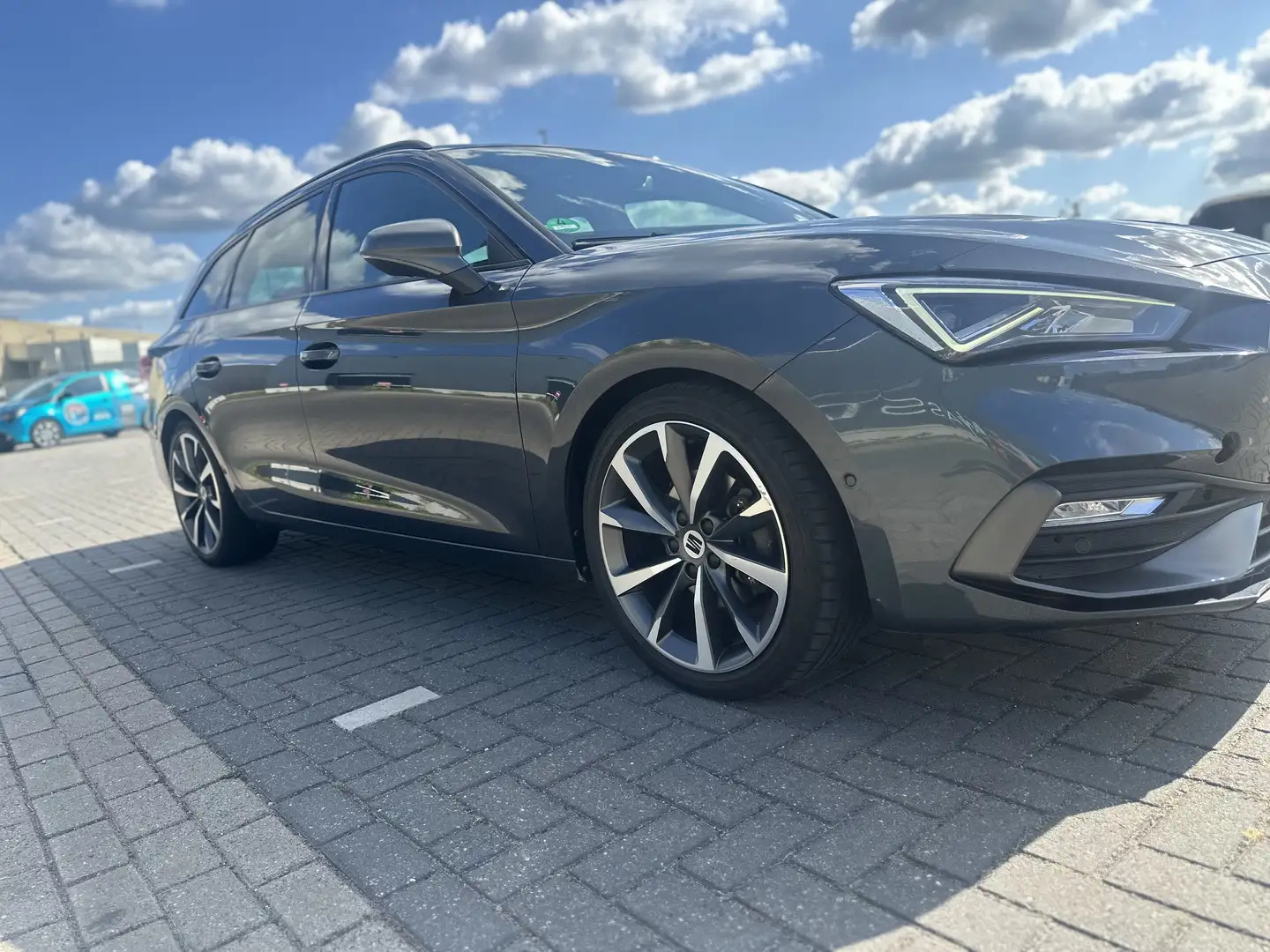 SEAT Leon 1.5 eTSI Style Grijs - 2