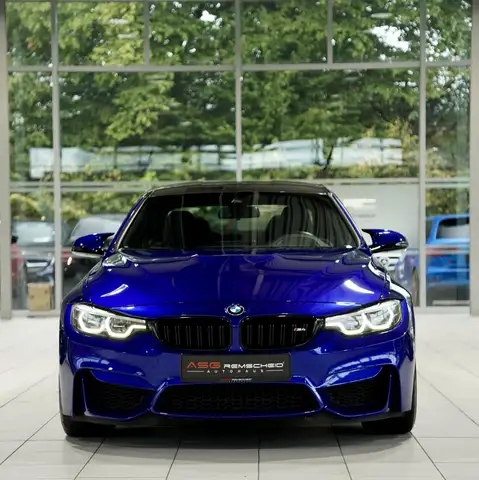 BMW M4 view 3