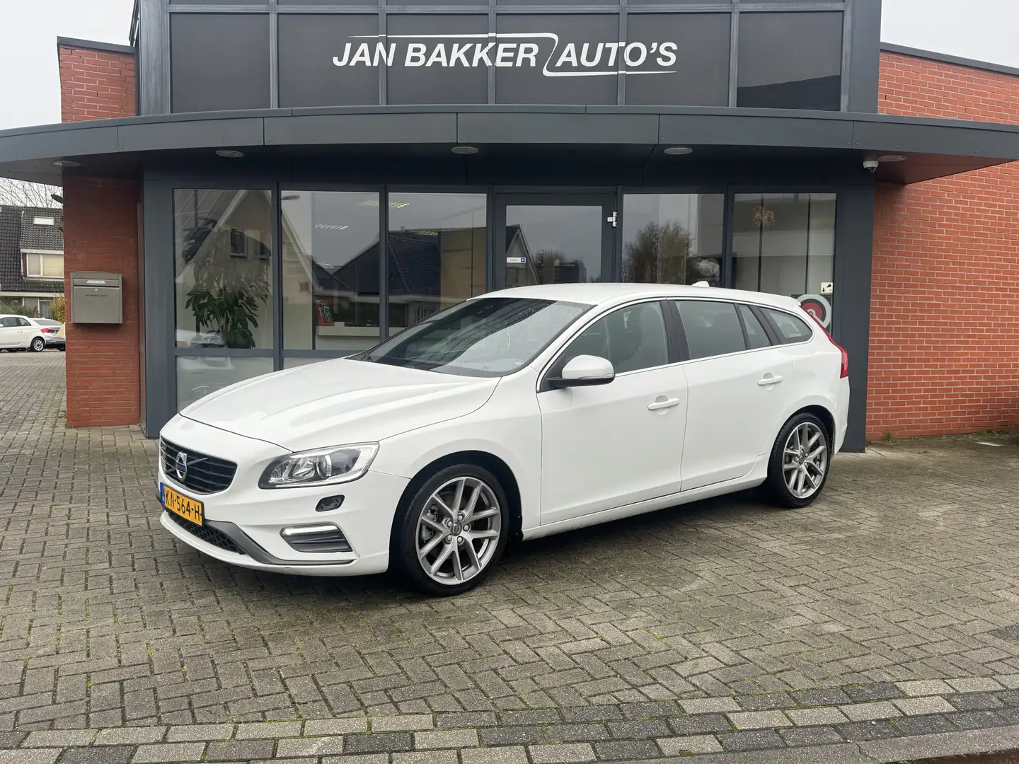 Volvo V60 2.0 D2 Nordic+ ✅ R-Design ✅ Trekhaak ✅ Navigatie ✅ Blanco - 1