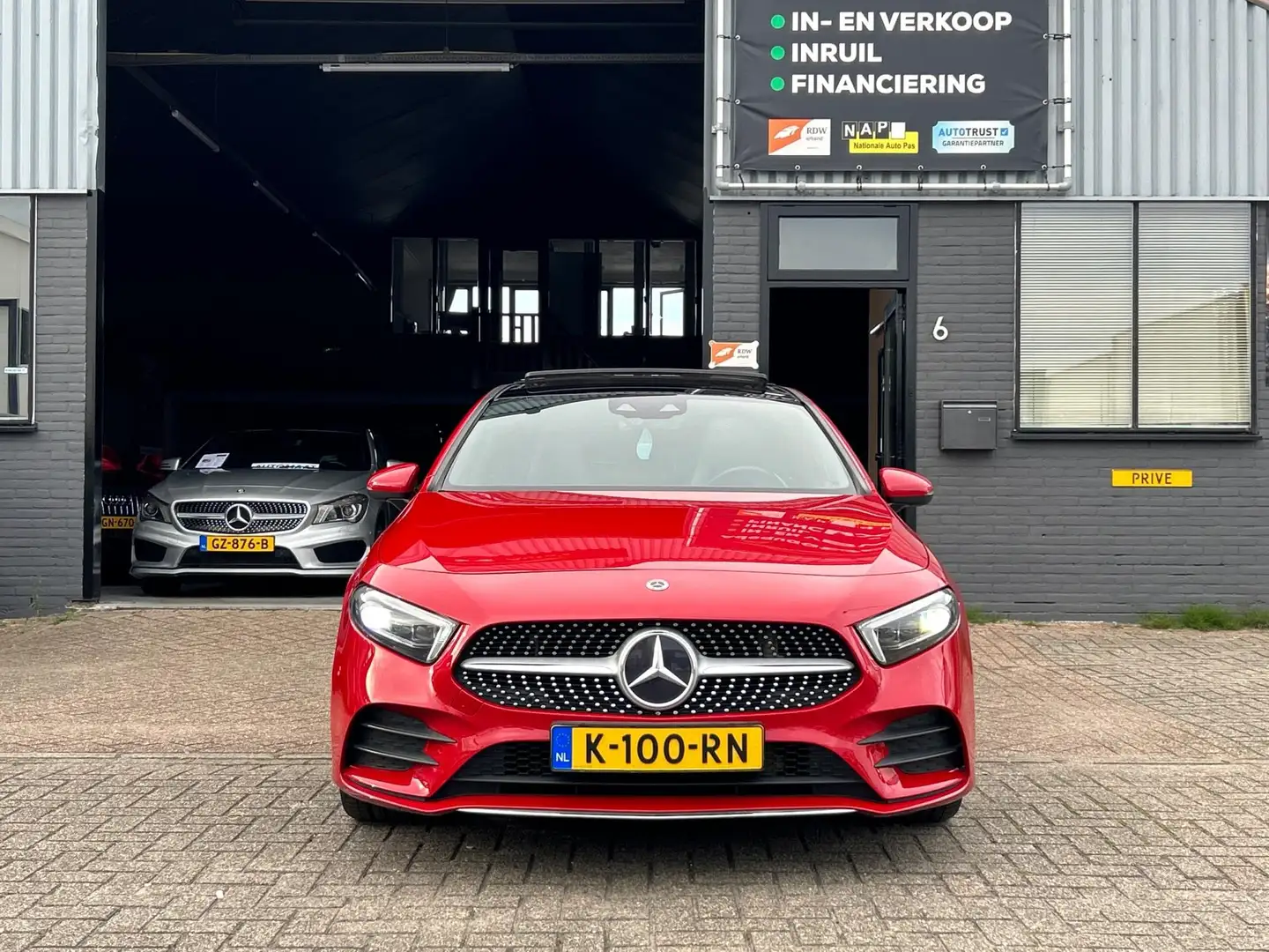 Mercedes-Benz A 200 Business Solution AMG/Pano/Camera Rood - 2