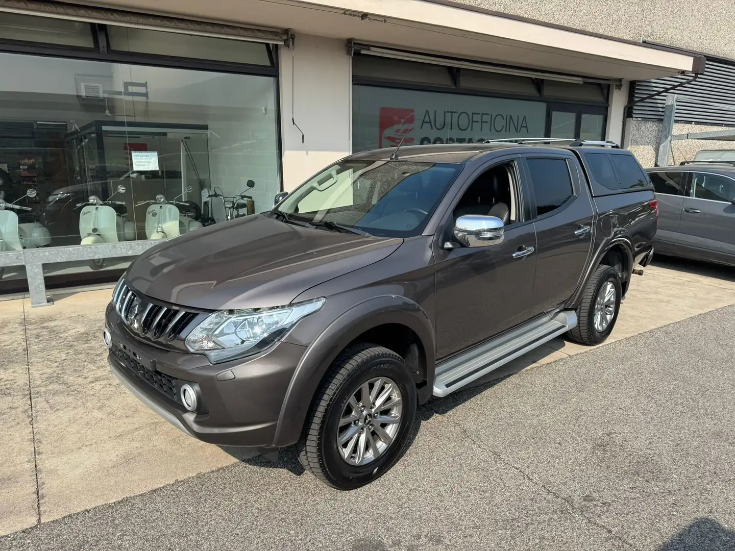 Mitsubishi L200 d.cab 2.4d IVA COMPRESA Intense Diamond Pack 4wd Grigio - 1