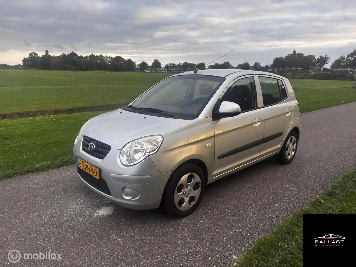 Kia Picanto 1.1 Fifteen Grijs - 1