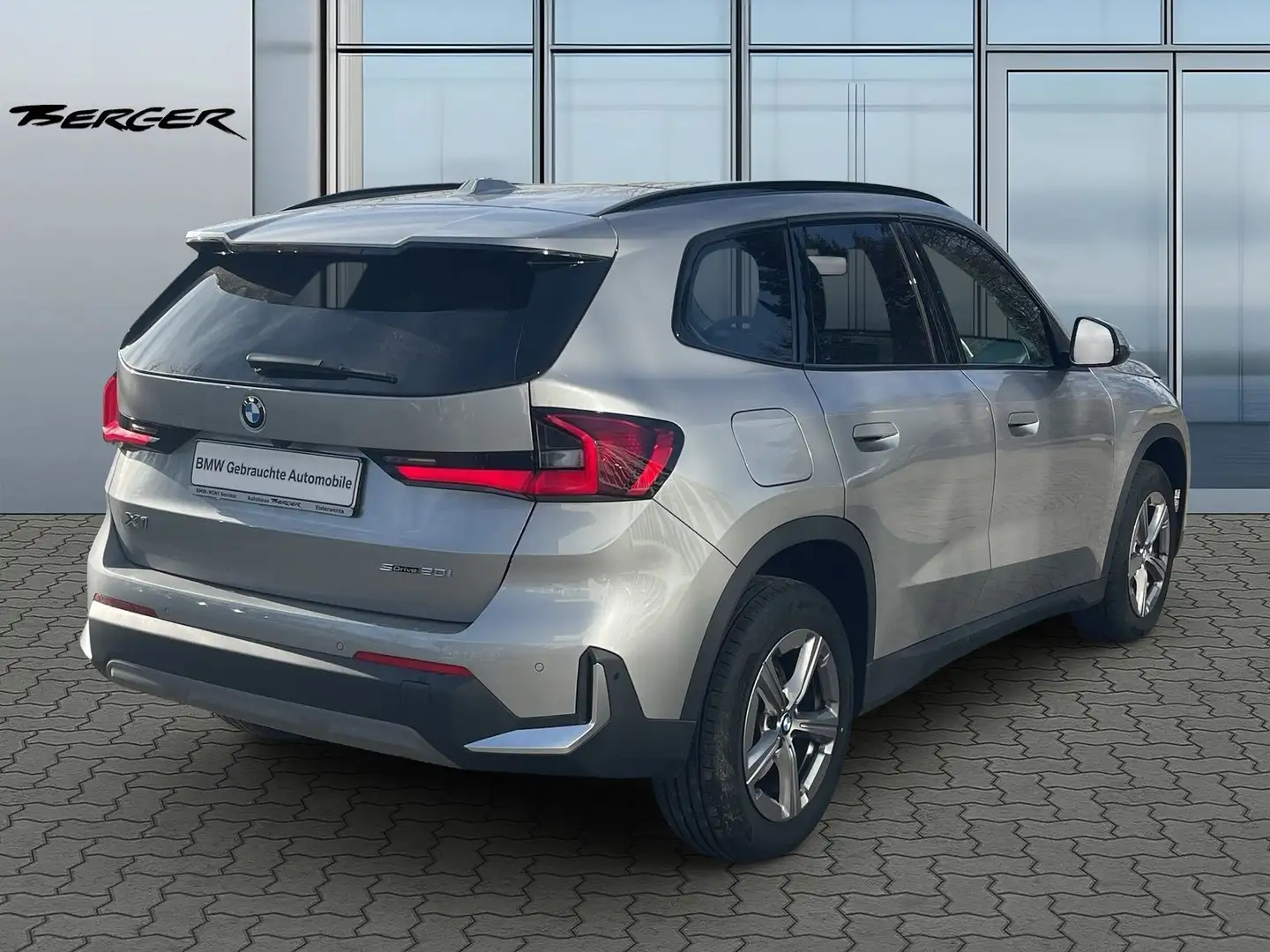 BMW X1 sDrive20i AHZV, PANO, LED Silber - 2