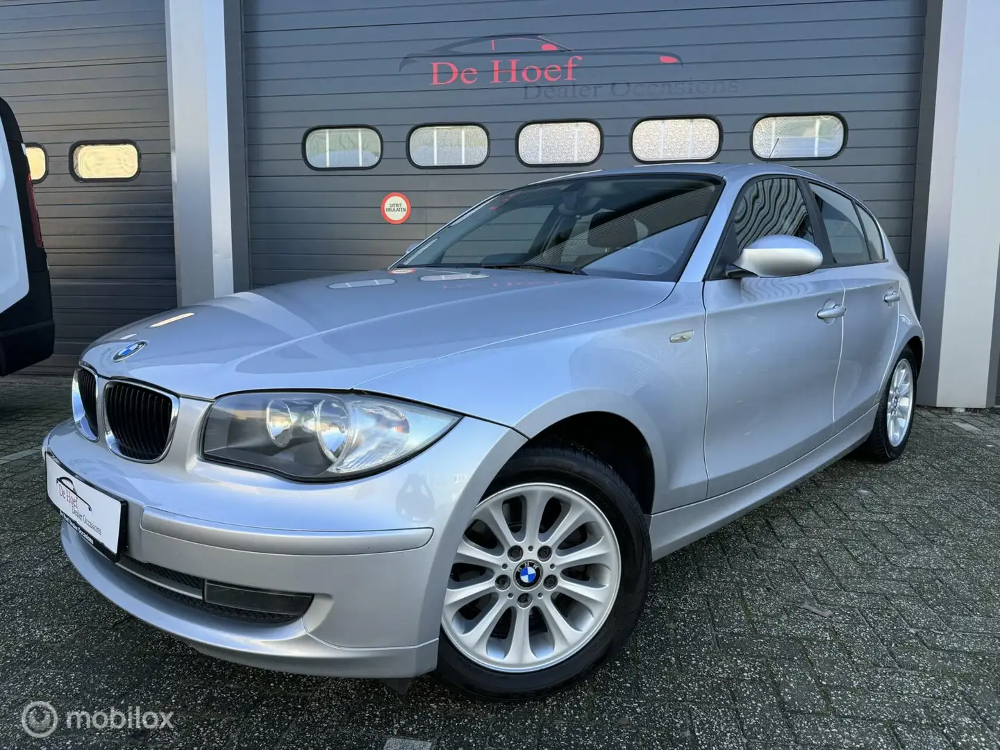 BMW 118 118i High Executive ✓Schuifdak ✓Navi ✓APK Zilver - 1
