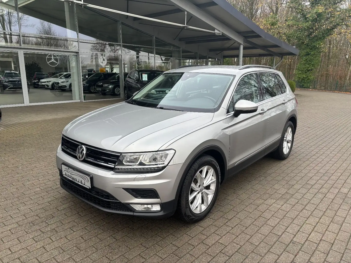 Volkswagen Tiguan Comfortline AHK/LED/ACC/Navi/PDC/BLIS/SHZ Silber - 1