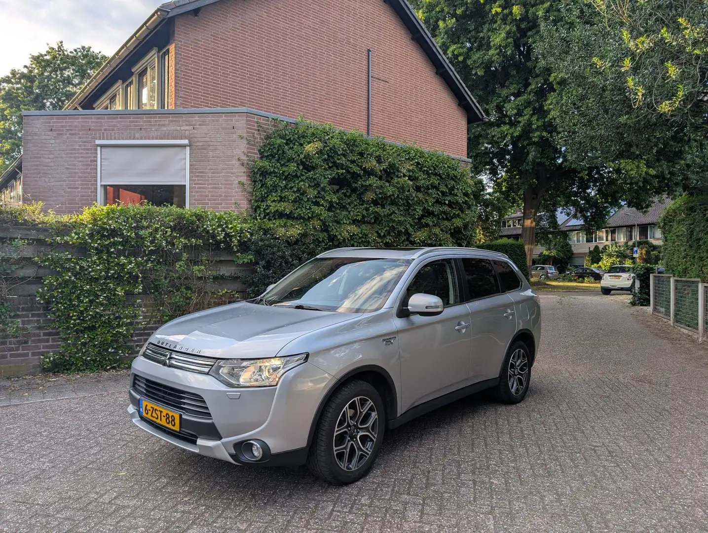 Mitsubishi Outlander 2.0 PHEV Instyle XLine met Draadloos Android Auto Zilver - 1
