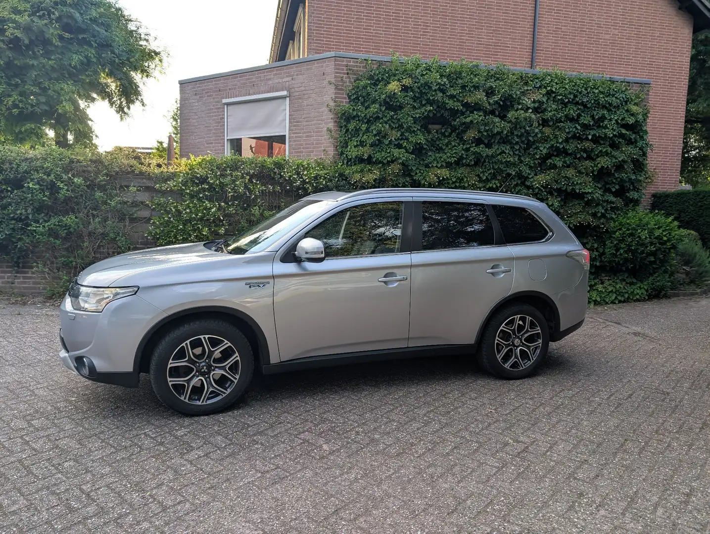 Mitsubishi Outlander 2.0 PHEV Instyle XLine met Draadloos Android Auto Zilver - 2