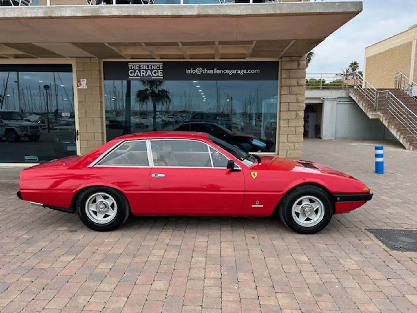 Ferrari 365 GT4 2 + 2 Roşu - 2
