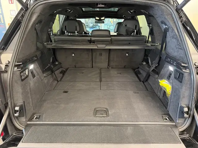 BMW X7 view 10