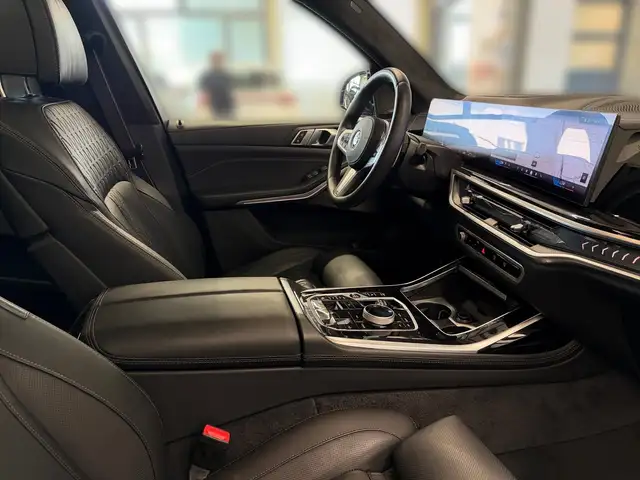 BMW X7 view 11