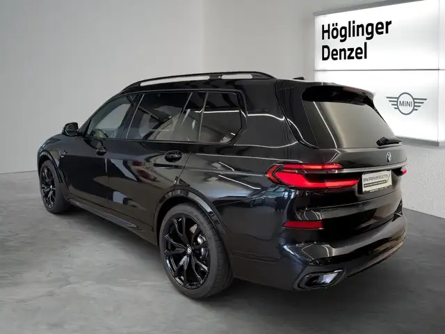 BMW X7 view 9