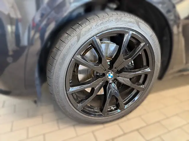 BMW X7 view 3