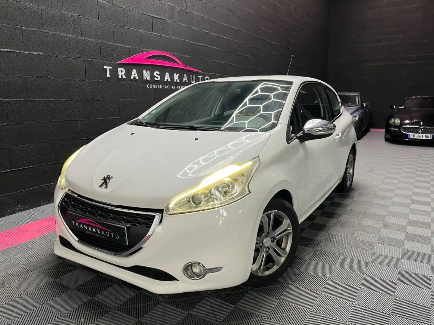 Peugeot 208 1.6 e-HDi 92ch FAP BVM5 Allure Blanc - 1