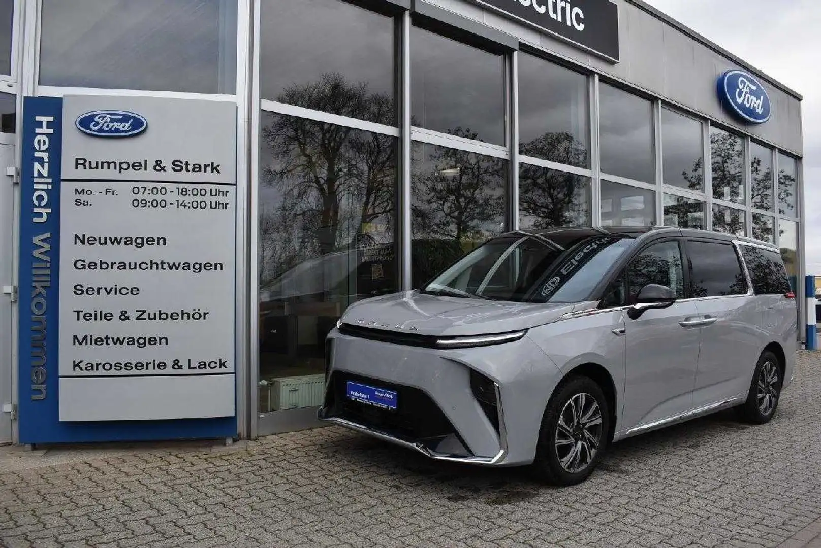 Maxus Mifa 9 180 kW Luxury Czarny - 1