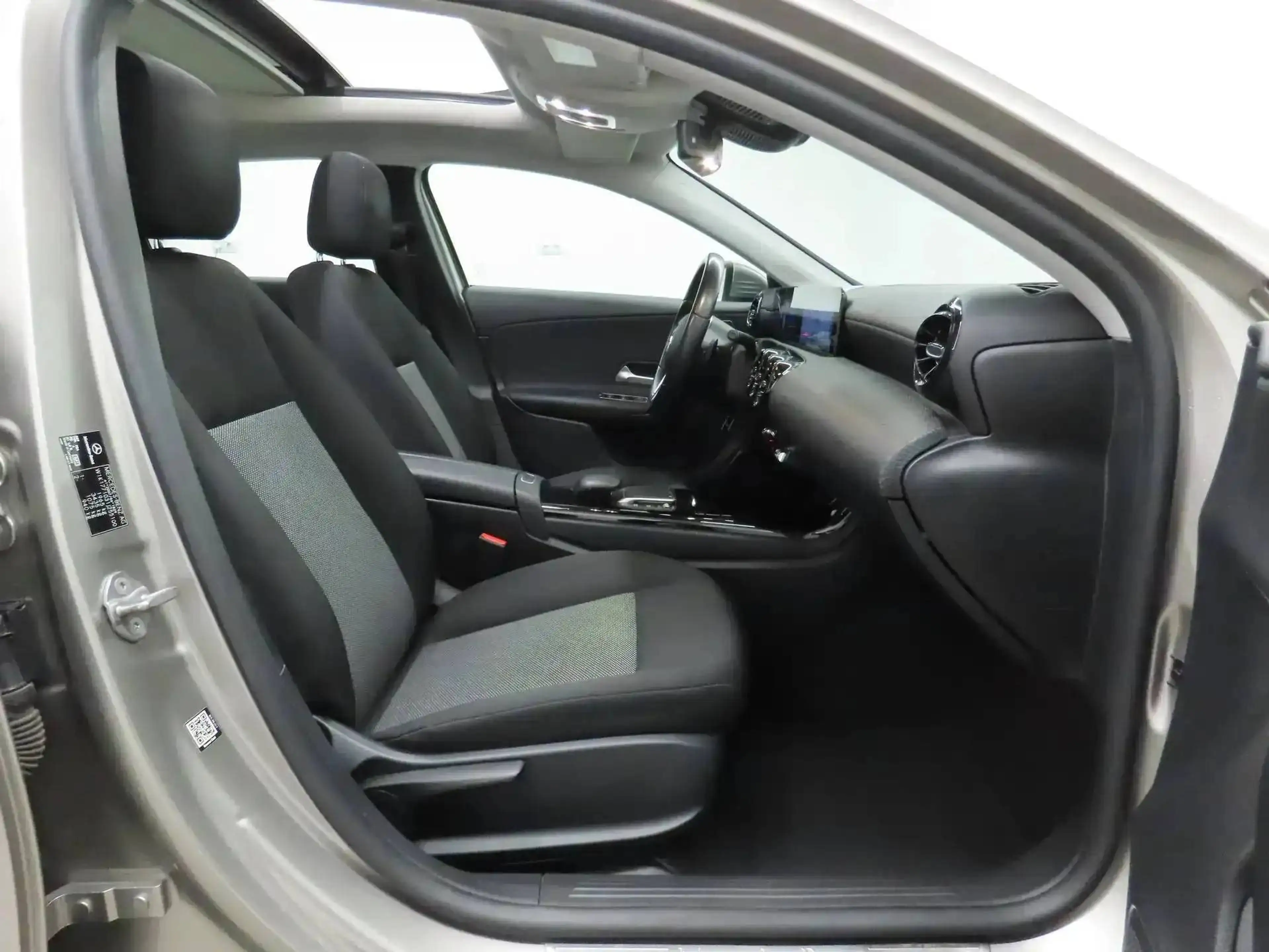 Mercedes-Benz A 180 d Sedan 7GTronic *PANO-PARK-NAVI-COCKPIT-CRUISE* — photo 5
