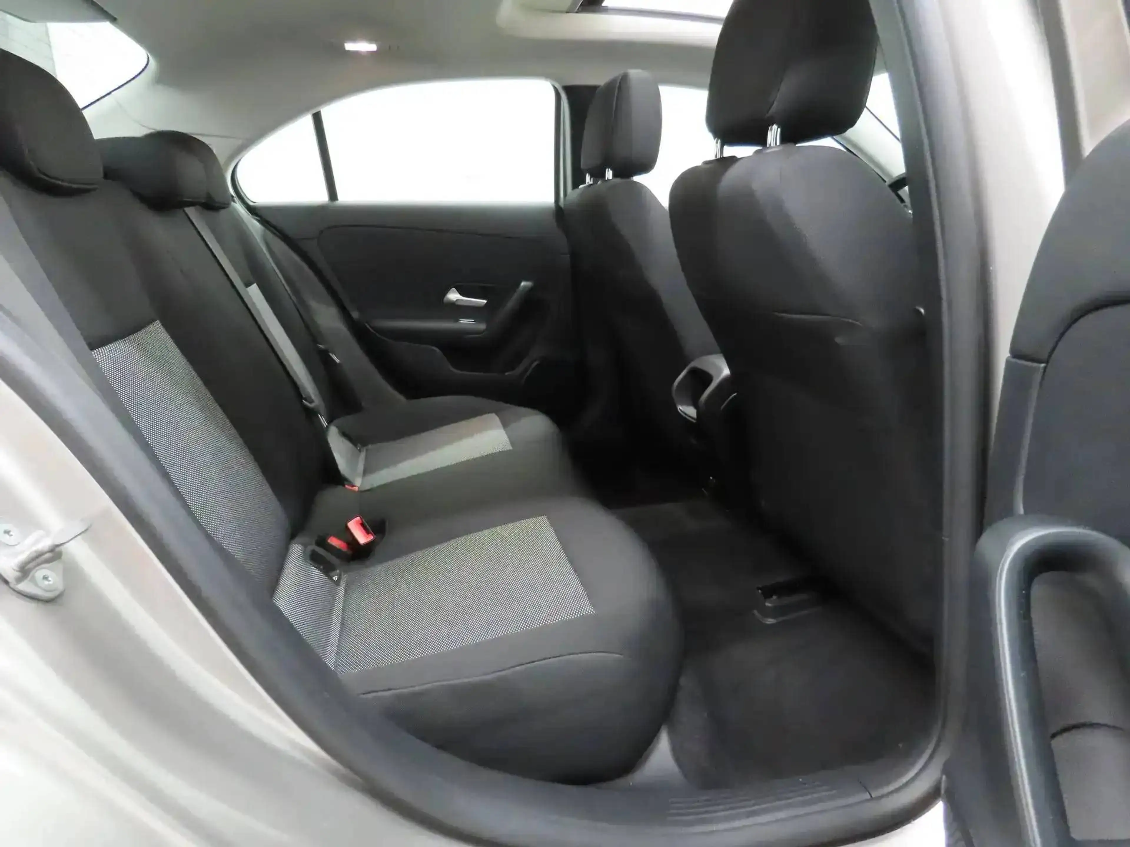 Mercedes-Benz A 180 d Sedan 7GTronic *PANO-PARK-NAVI-COCKPIT-CRUISE* — photo 6