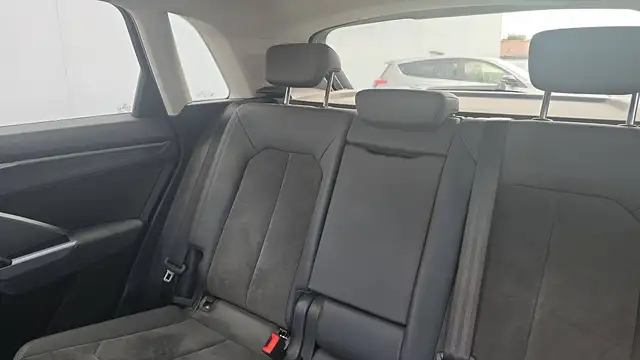 Audi Q3 view 9