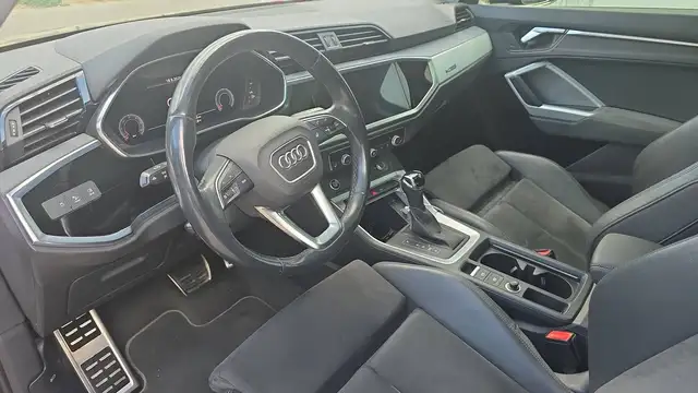 Audi Q3 view 8