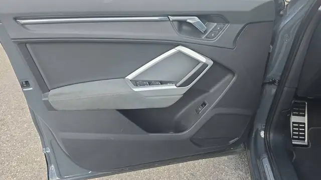 Audi Q3 view 7