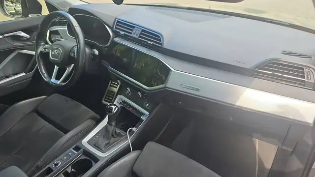 Audi Q3 view 10