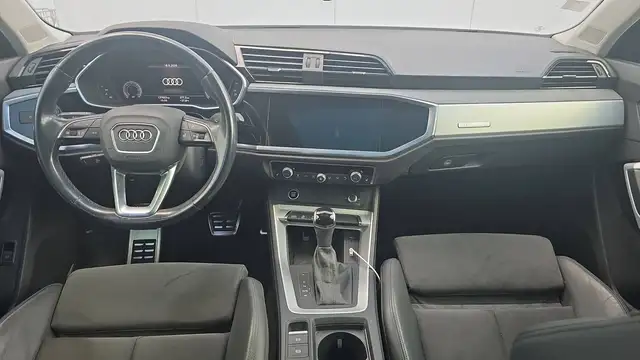 Audi Q3 view 11