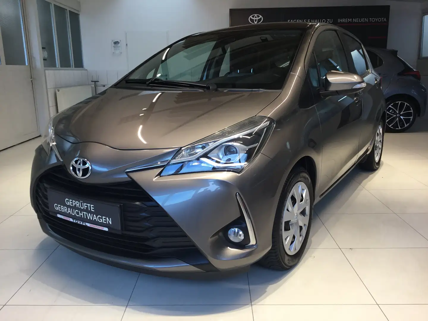 Toyota Yaris Yaris 1,0 VVT-i Active Grau - 1