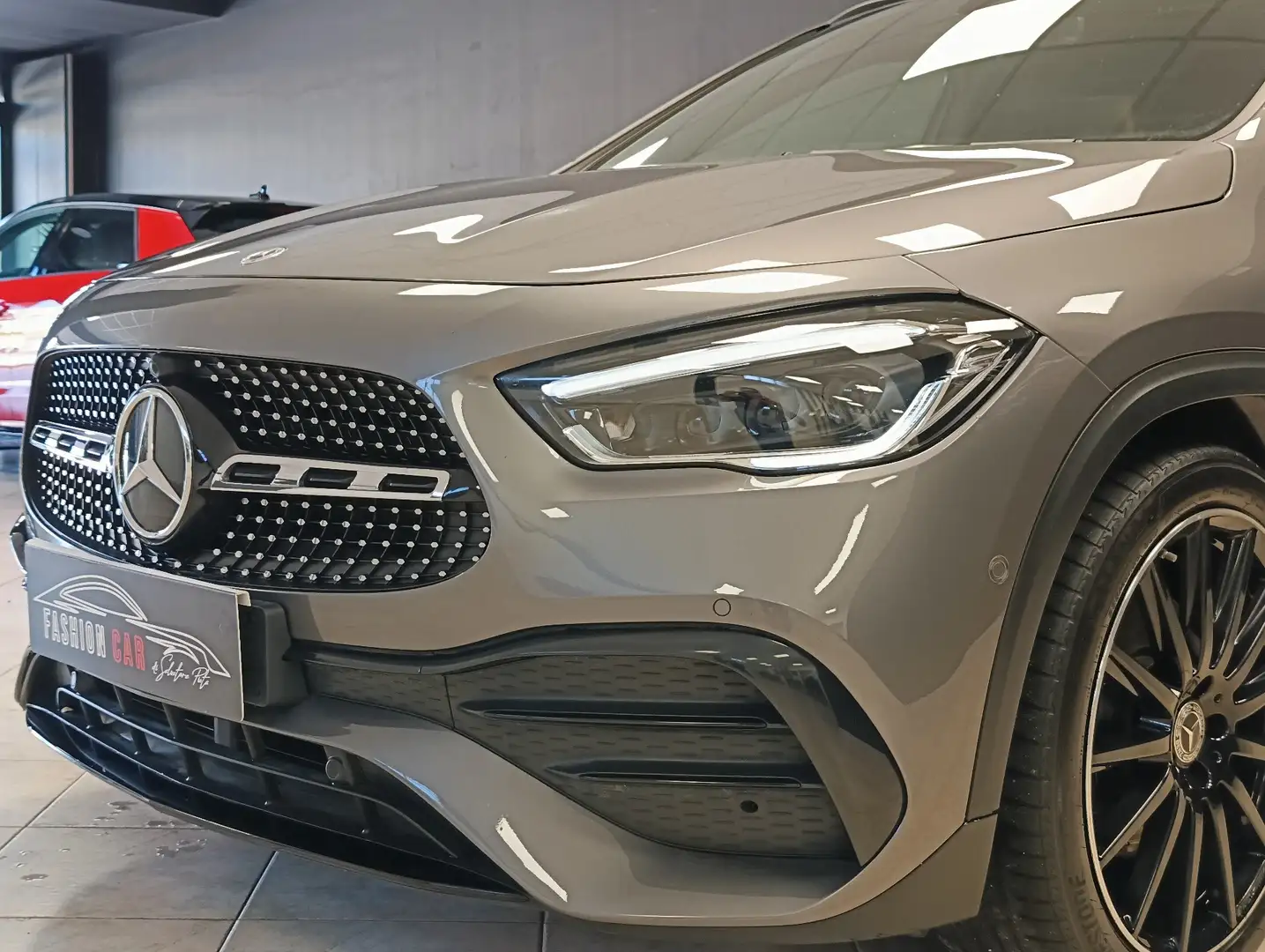 Mercedes-Benz GLA 200 GLA 200 d Premium auto Šedá - 2