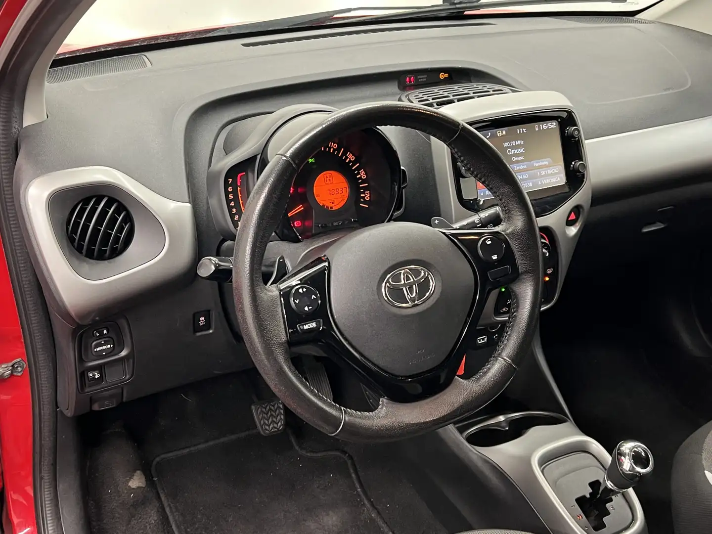 Toyota Aygo 1.0 VVT-i x-play | AIRCO | CAMERA | BLEUTOOTH | Red - 2