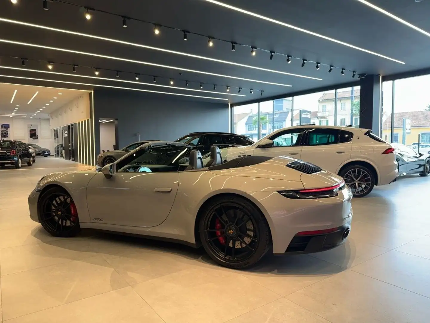 Porsche 911 Carrera 4 GTS Cabriolet Grigio - 1