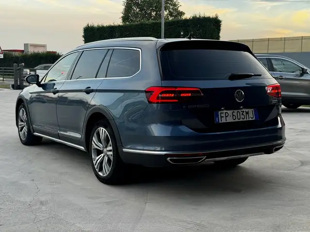Volkswagen Passat Alltrack view 3