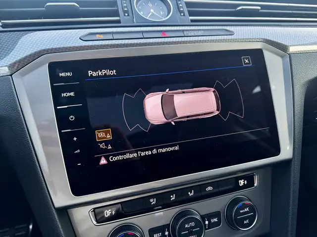 Volkswagen Passat Alltrack view 11
