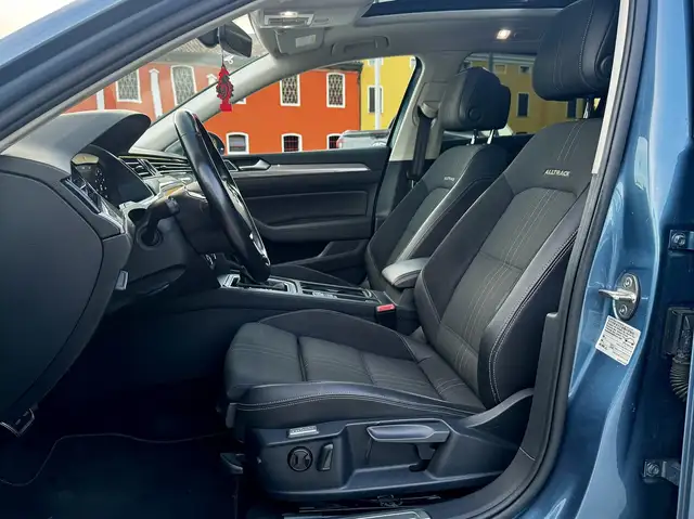 Volkswagen Passat Alltrack view 4