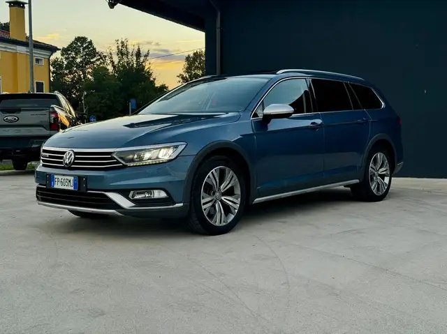 Volkswagen Passat Alltrack view 2