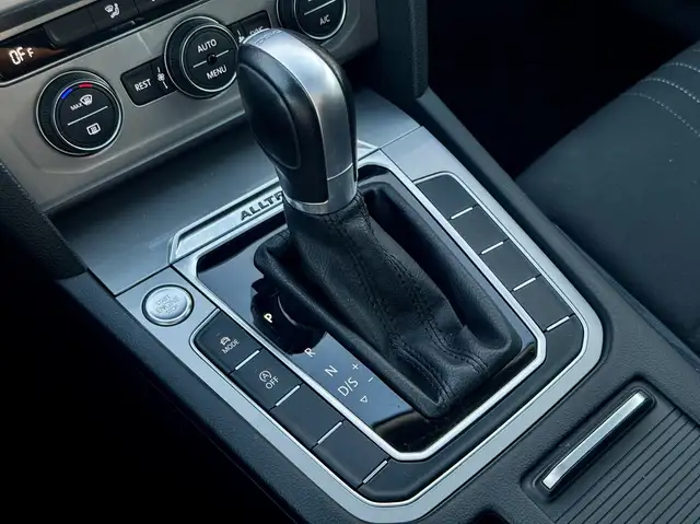 Volkswagen Passat Alltrack view 13