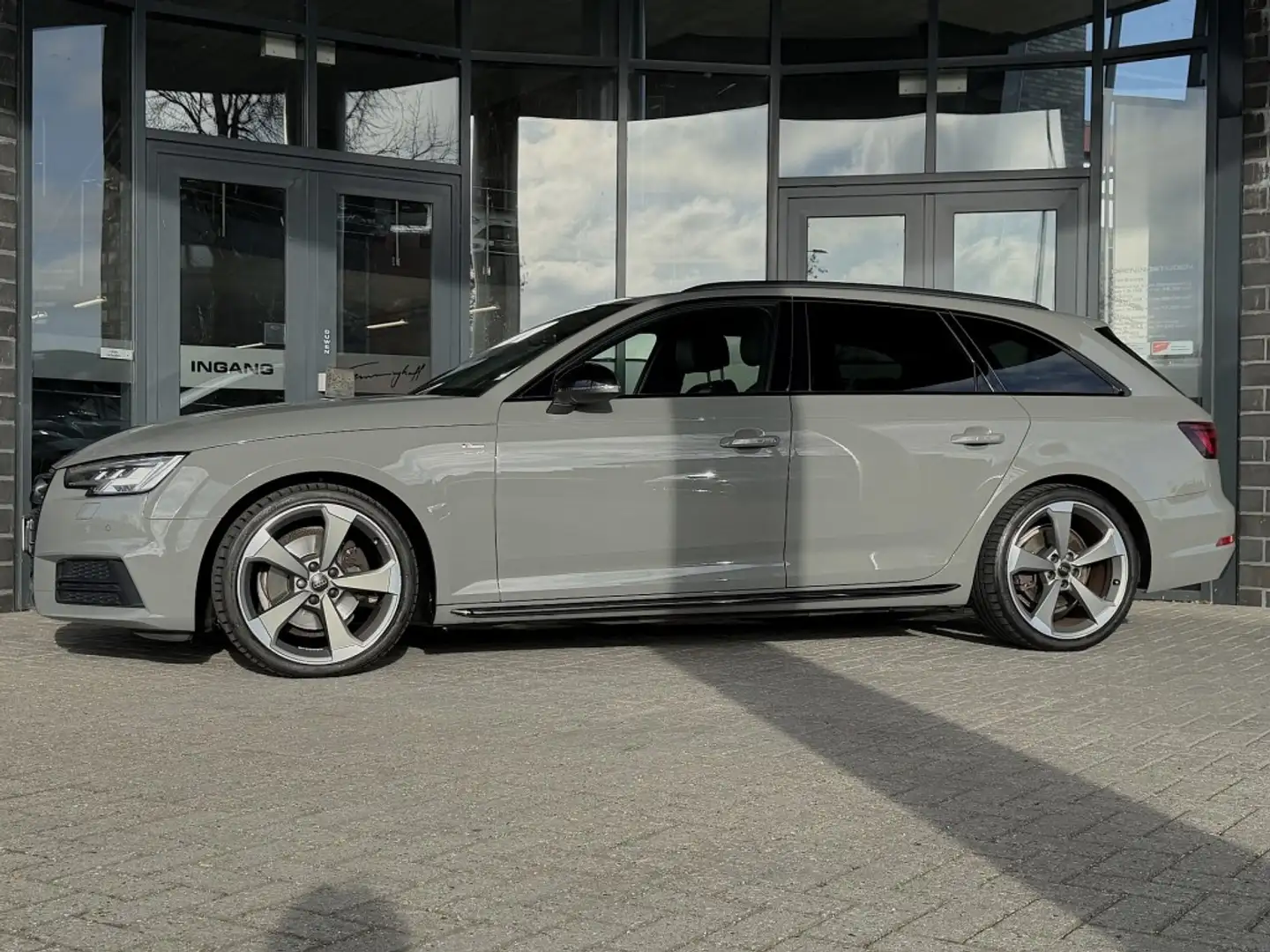 Audi A4 1.4 TFSI 3x S-LINE - PANO - LEDER - BenO - TREKH. Grijs - 2