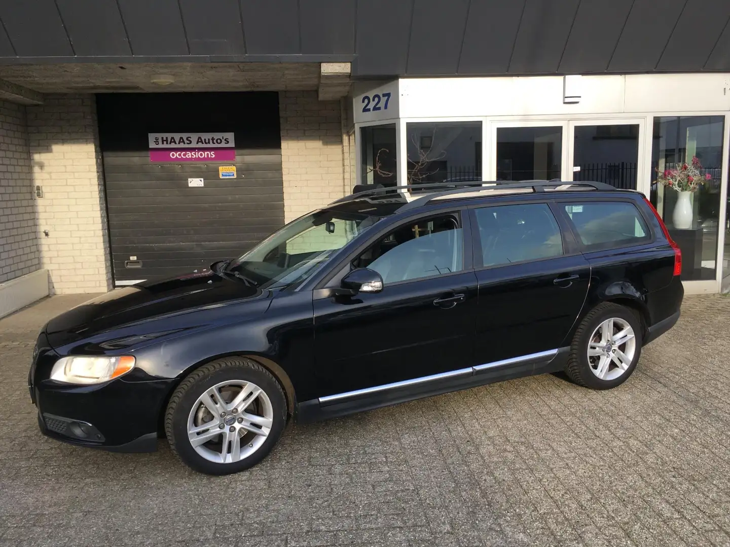 Volvo V70 2.0T Kinetic / YOUNGTIMER / NAVI / TREKHAAK / APK Noir - 1