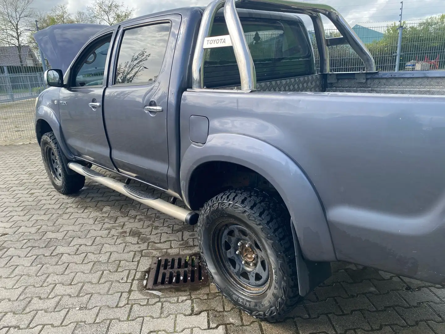Toyota Hilux 4x4 Double uk car import or export Gris - 2